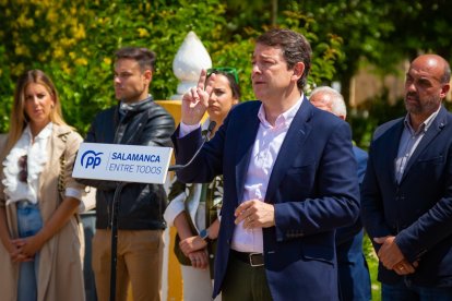 El presidente del Partido Popular de Castilla y León, Alfonso Fernández Mañueco, participa en un acto de campaña junto al candidato popular a la Alcaldía de Ciudad Rodrigo, Marcos Iglesias.- ICAL