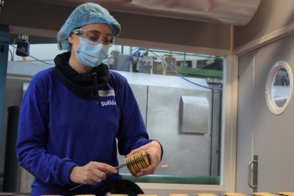 Trabajadora de Galletas Gullón con mascarilla.- E.M.