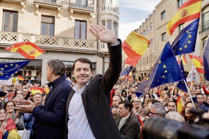 Miles de personas se concentran en la plaza del Liceo de Salamanca contra la amnistía. El presidente de la junta, Alfonso Fernández Mañueco en su discurso contra la amnistía del Gobierno.- ICAL