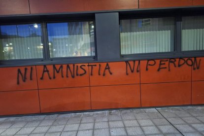 Pintadas en la fachada de la sede provincial del PSOE de León. -EP