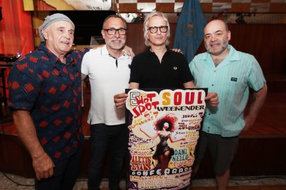Los organizadores del la V edición del festival 'Hot Spot Soul Weekender', Ramiro Manzano (I), y Roberto Marcos (D), junto al concejal de Fiestas del Ayuntamiento de Ponferrada, Carlos Cortina (2I), y el autor del cartel, Mihuel Guerrero (2D), durante la presentación del festival que se celebrará en Ponferrada el 6 y 7 de septiembre.- ICAL