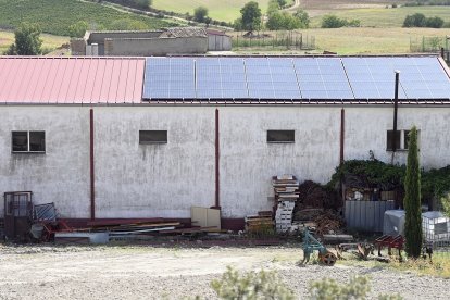 Instalación de las placas solares en una nave del pueblo.- ICAL