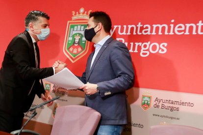 Vicente Marañón y Daniel de la Rosa se saludan antes de comenzar una rueda de prensa. TOMÁS ALONSO