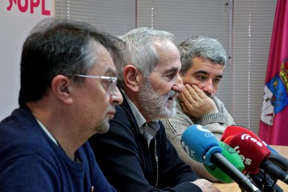 El secretario de UGT, Enrique Reguero, el secretario de UGAL-UPA, Matías Llorente, y el de CCOO Xosepe Vega. - ICAL