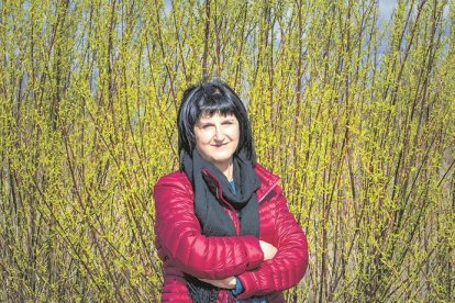 Pilar Ciria Ciria, en los campos de ensayo del CEDER de Lubia en Soria. - MARIO TEJEDOR