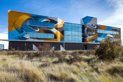 Edificio de Geotelecom a la entrada de Burgos por la A-1. El grafitti es obra del italiano Peeta. TOMÁS ALONSO