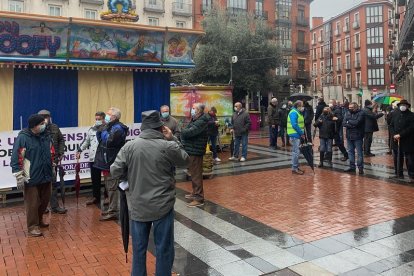 Concentración de pensionistas en la plaza de Fuente Dorada en Valladolid. | E. P.