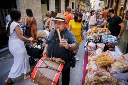 Más de 170 puestos de comercio y artesanía llenan las calles en esta jornada festiva - ICAL