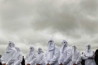 Bercianos de Aliste (Zamora) parece viajar en el tiempo. Los cofrades casados visten túnicas de lino blanca que algún día serán sus mortajas. 
El silencio roto por los cánticos religiosos estremece a quien lo contempla.- LA POSADA