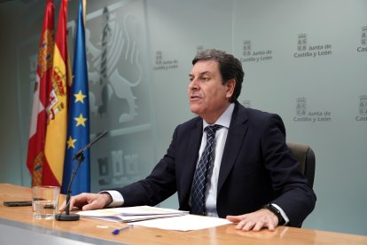 El consejero de Economía y Hacienda y portavoz, Carlos Fernández Carriedo, comparece en rueda de prensa posterior al Consejo de Gobierno, en una imagen de archvio. ICAL