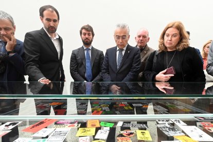 El vicepresidente de la Junta, Juan García-Gallardo, inaugura la exposición 'Pegatinas del Odio' en Burgos. ICAL