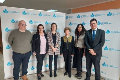 Firma del convenio de colaboración entre Galletas Gullón y el Centro Asistencial San Juan de Dios de 
Palencia - E.M.