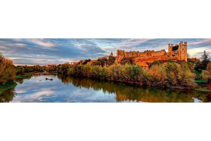 Panorámica de Valencia de Don Juan sobre el río Esla. / turismo v. de don juan