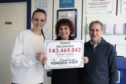 El sorteo del Euromillón deja un premio de 143 millones de euros en la capital leonesa. En la imagen, el estanco de la calle San Pedro, donde se ha sellado el boleto premiado.- ICAL