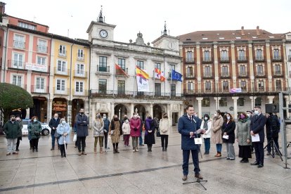 El alcalde participa, junto a portavoces municipales, en la lectura de la declaración de la FEMP | Ricardo Ordóñez / ICAL