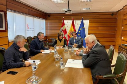 El consejero de Medio Ambiente, Vivienda y Ordenación del Territorio, Juan Carlos Suárez-Quiñones, y la presidenta de la Federación Regional de Municipios y Provincias de Castilla y León, Ángeles Armisén, en la reunión con el presidente de la Mesa Intersectorial de la Madera de Castilla y León, Roberto Bravo.- ICAL