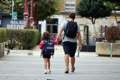 Un padre lleva a su hija al colegio.-E. M.