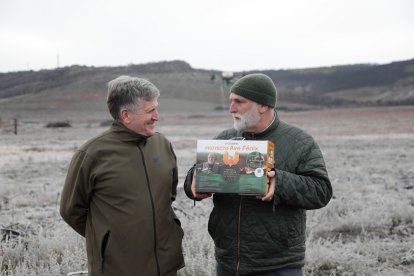 El chef José Andrés con Alfonso Jiménez, presidente de Cascajares, y la caja de la pularda 'Ave Fénix' en la Sierra de la Culebra. -CASCAJARES