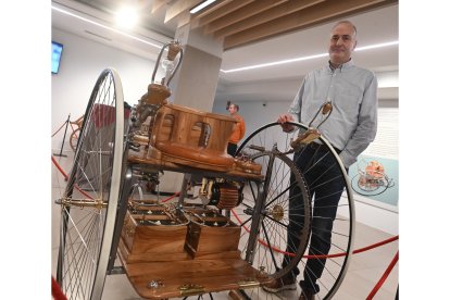 Inauguración de la exposición 'La movilidad sostenible: un legado del siglo XIX' del burgalés Roberto Terradillos. -ICAL