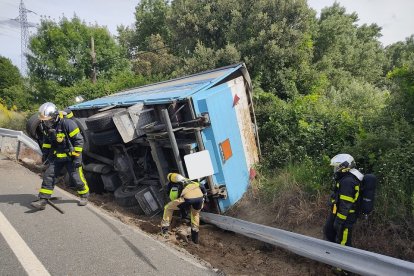 Derrame de cloro tras una colisión entre un camión y un turismo en la N-403, en El Tiemblo, Ávila. -ICAL