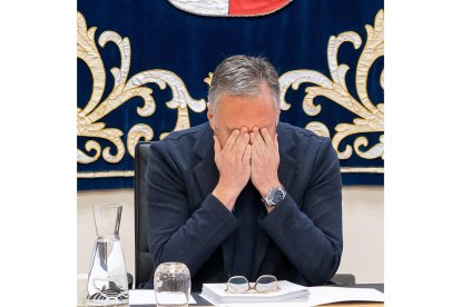 El presidente de las Cortes, Carlos Pollán, se tapa la cara durante la reunión de la Mesa de las Cortes.- ICAL