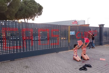 Activistas de Futuro Vegetal ante la fábrica de Campofrío en Burgos.- E. M.