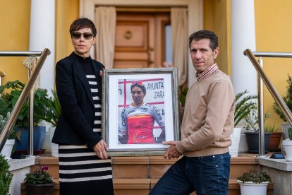 Yolanda y Juan Carlos junto a una imagen de su hija Estela esta semana en Valladolid. -PHOTOGENIC