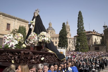 Los pasos de Nuestra Señora de la Alegría y Jesús Resucitado se encuentran en la procesión conjunta de Resurrección frente a la Catedral de Salamanca. -ICAL