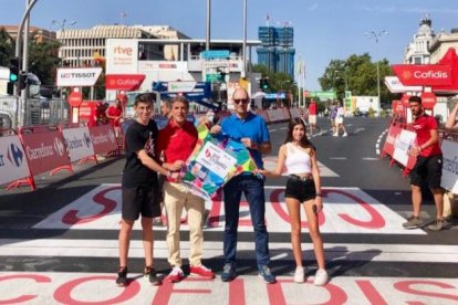 Perico Delgado hace entrega de uno de los maillots del sorteo. / @VUELTA CYL