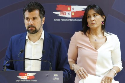 Luis Tudanca y Ana Sánchez, durante la rueda de prensa.- ICAL