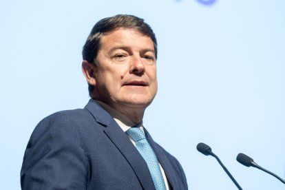 El presidente de la Junta de Castilla y León, Alfonso Fernández Manñueco durante en la inauguración de la jornada Salamanca Tech Day que reunirá a expertos de empresas como Indra, Iberdrola, Viewnext o Neurofix Pharma, entre otros. ICAL