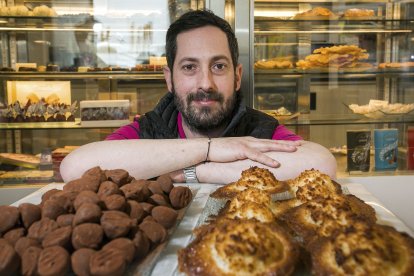 Félix Ángel Dieste, de El Cid, entre trufas y cocos marca de la casa. - TOMÁS ALONSO