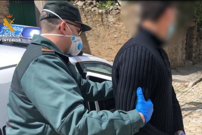 La Guardia Civil custodia al detenido.- E.M