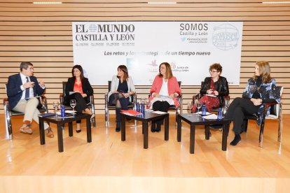 PRIMERA MESA. LOS RETOS Y LAS ESTRATEGIAS DE UN TIEMPO NUEVO. CARLOS MARTÍNEZ IZQUIERDO. ÁNGELES ARMISÉN.. ANA SÁNCHEZ. MARTA SANZ. ÁNGELA DE MIGUEL. VIRGINIA HERNÁNDEZ. PABLO LAGO. - J. M. LOSTAU