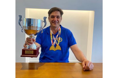 Miguel Bao Coutado con su trofeo y medallas de campeón de España de salmónidos mosca categoría máster. Leonardo de la Fuente.