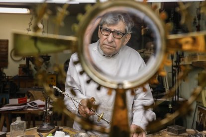 El joyero Antonio Zúñiga, en su joyería, en la calle Santa María de Valladolid. J. M. LOSTAU