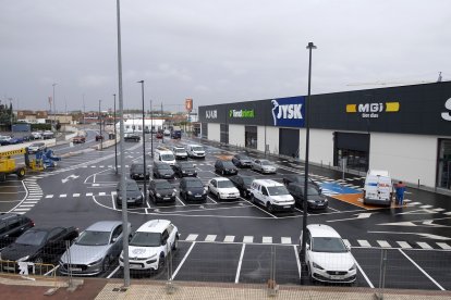 Inauguración del Parque Comercial Atalaya del Tormes
Atalaya Superficies Comerciales inaugura el nuevo espacio comercial Atalaya del Tormes. Iberdrola muestra la apuesta sostenible que ha llevado a cabo en el Parque Comercial. - ICAL