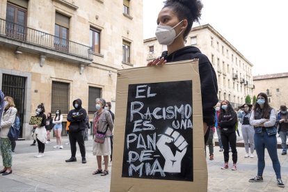 Concentración antiracista por la muerte de George Floyd ante la subdelegación del gobierno en Salamanca. -  ICAL