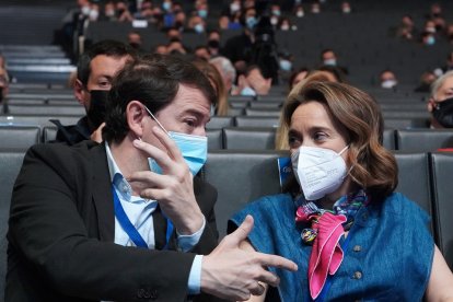 El presidente en funciones de Castilla y León de la Junta, Alfonso Fernández Mañueco, conversa con Cuca Gamarra en el XX Congreso extraordinario del Partido Popular que se celebra en Sevilla. -ICAL