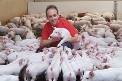 Miguel Ángel Ortiz, en su granja de Langa de Duero (SORIA). -HDS