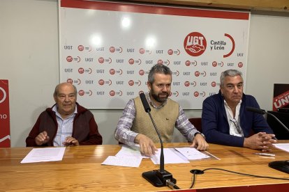 El secretario de Acción sindical y coordinación del Diálogo Social de UGT en Castilla y León, Raúl Santa Eufemia, en el centro, en una imagen de archivo. - EUROPA PRESS