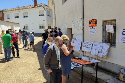 Mesa informativa sobre macrogranjas de la Platafotma Pisoraca y Comarcas Vivas, en Espinosa de Villagonzalo (Palencia). - ICAL