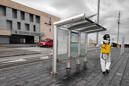 Bomberos voluntarios de Segovia desinfectan la ciiudad.- ICAL