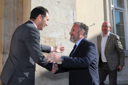 Carlos Pollán saluda al alcalde de Palencia, Mario Simón, de Ciudadanos.- ICAL