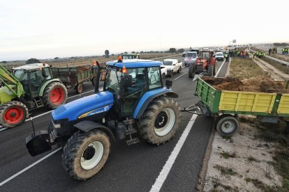 Agricultores y ganaderos cortan la autovía A-62 en Fuentes de Oñoro (Salamanca).- ICAL