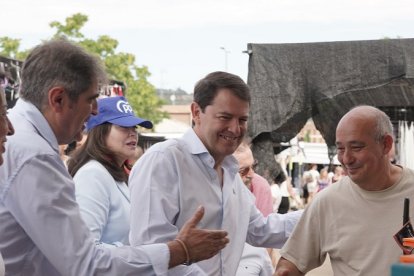 El presidente del Partido Popular de Castilla y León, Alfonso Fernández Mañueco, visita Íscar (Valladolid) junto al presidente provincial del PP, Conrado Íscar, y la número uno al Congreso por esa provincia, Mercedes Cantalapiedra y visitan el mercadillo de la localidad. -ICAL