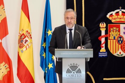 El presidente de las Cortes, Carlos Pollán, durante el anuncio de la Medalla de Oro.- E. M.