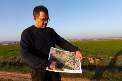 Jesús Ángel Tomas, alcalde de Pozuelo de Tábara, en los terrenos donde se va a instalar un parque solar / Ical