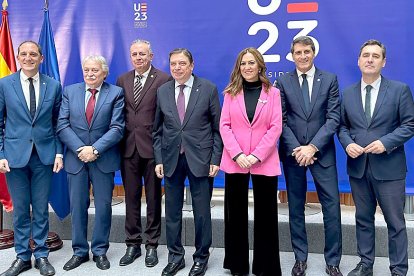 La delegada del Gobierno en Castilla y León, Virginia Barcones, junto al ministro de Agricultura, Pesca y Alimentación, Luis Planas, tras la firma de los acuerdos con Seiasa. E. M.