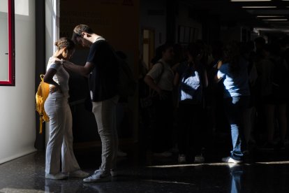 Un grupo de estudiantes en el pasillo de un instituto. EUROPA PRESS.